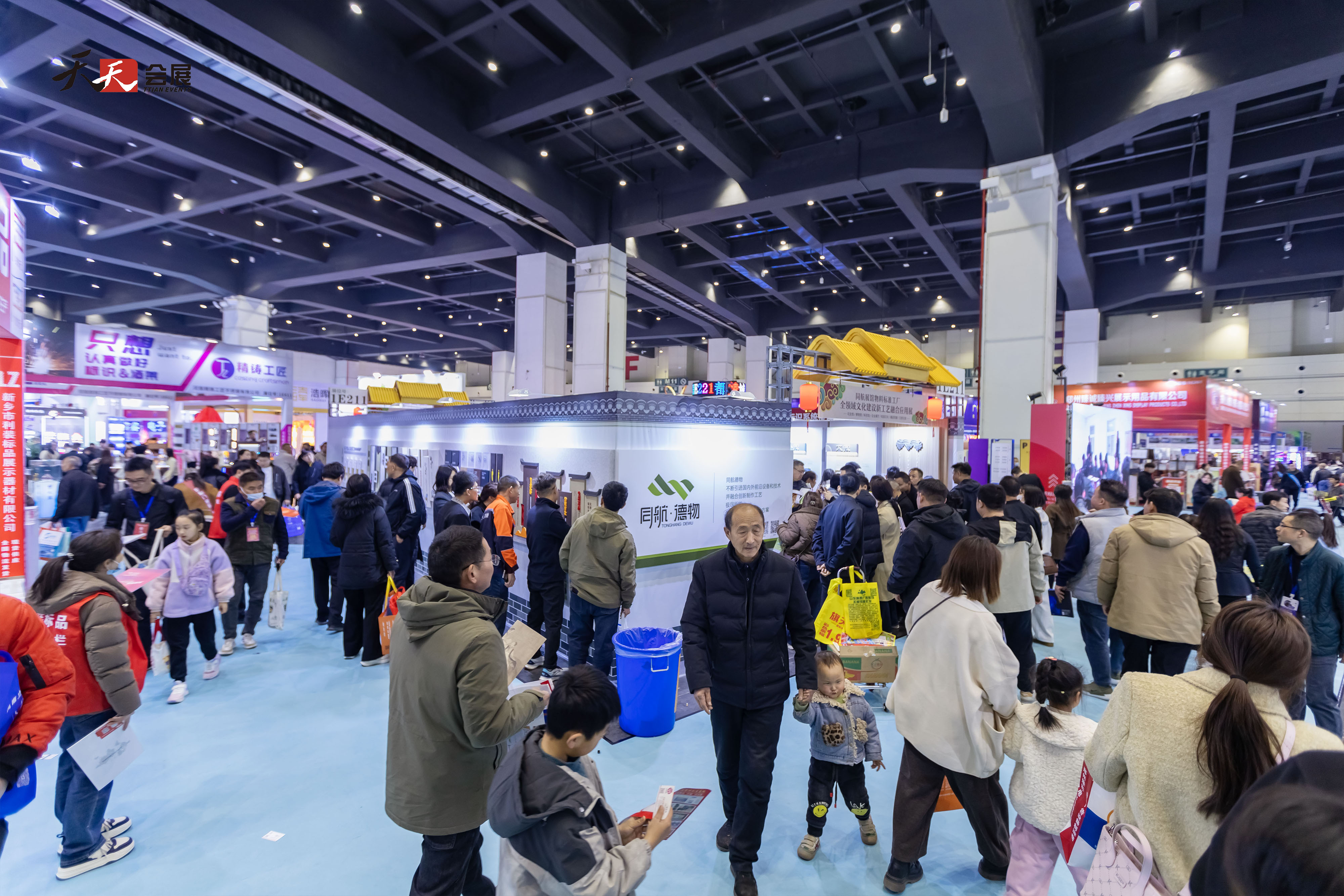 人潮涌動(dòng)，熱鬧非凡|2025春季中原廣告展第二天盛況依舊